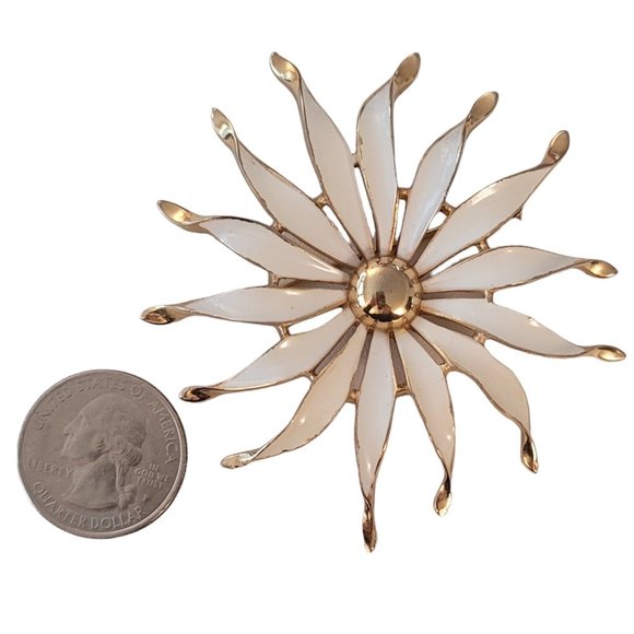 Trifari Crown Over T Gold Tone White Enamel Flower Petal Brooch Pin, Signed E460 - Picture 7 of 9